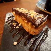 Tarta snicker at Kong - Food Made With Compassion in Lisbon