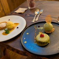 Portugiesische Spezialität Nata und ein Pistaziendessert. Bisher habe ich kein besseres Dessert verköstigt! at Kong - Food Made With Compassion in Lisbon