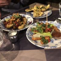 the crispy fried vegetables, and garlic bread. Both good vegan starters☺️☺️ at Bill's in Nottingham
