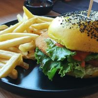 Yo soy chick'n burger at Tavci Kuhna in Lesce