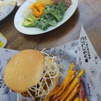 Vegan burger and quinoa salad at ElPerro de Lombardo in Mendoza