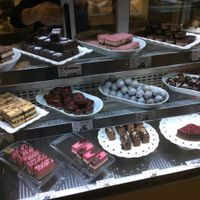 The cake cabinet at Zdrawo Slatko in Belgrade