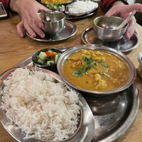 Utmärk indisk mat, flera olika rätter och otroligt många veganska och vegetariska varianter. Jag rekommenderar starkt att ta te eller kaffe - så goda är de!! Öppet under kvä at Saravanaa Bhavan - Sankt Eriksgatan in Stockholm