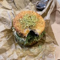 Hamburguesa de arroz frito y pistacho, alga wakame, tofu...  at Makau Poke in Madrid