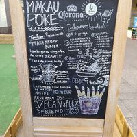 Vegan friendly sign outside the restaurant at Makau Poke in Madrid