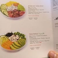 Menu labels vegan options at Makau Poke in Madrid