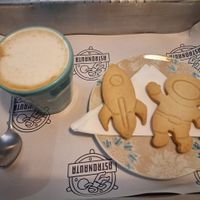 Macchiato e dois biscoitos da casa at Astronauta in Sao Paulo