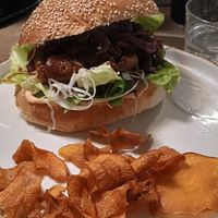 Pulled di funghi con chips di verdure at Umami Beer in Assisi