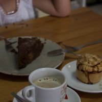 Meia de leite de soja, empada de tofu e bolo de ameixa e café   at Smiles Cafe in Beja