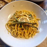 Linguini con salsa cremosa de espárragos verdes y limón asado. Espectacular. at The Roundhill in Brighton
