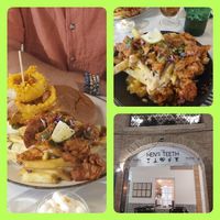 Vegan dirty fries vegan chicken en the beyond burger at The Hen's Teeth in Alicante