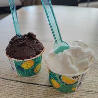 Helado de chocolate vegano y helado de limón at Heladeria Dulce Paladar in La Palma