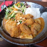 V7 Ga Chay Gion Xot Lac, gebackene veganes Hünchen in Erdnusssoße mit Gemüse und Reis at Feel Seoul Good in Berlin