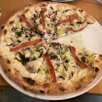 Pizza montagnarde with creamy sauce at Happiz - Monge in Paris