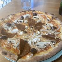 Vegan salami, mushroom, onion and olives   at Happiz - Monge in Paris