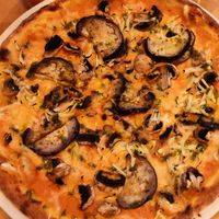 Vegan pizza with eggplant and zucchini at Happiz - Monge in Paris