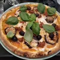 delicious vegan pizza with vegan cheeze at Happiz - Monge in Paris