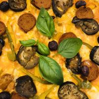 Chorizo / Basilic / mozza Vegan Violife / légumes  at Happiz - Monge in Paris