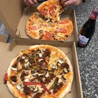 Amazing vegan (vegan cheese, beyond meat, peppers and mushrooms) and non-vegan pizzas (mozzarella, parm, tomatoes and onions)!! 🙌🏼 at Happiz - Monge in Paris