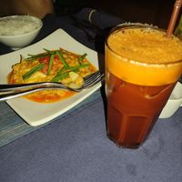 Krabbenfleisch in Soße und Thai Eistee ohne Milch at Baba Pool Club in Phuket