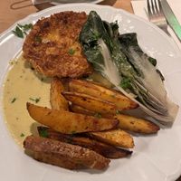 Sellerieschnitzel, Ofenkartoffeln und Mangold auf Senfsosse  at Hirscheneck in Basel