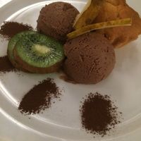 Vegan muffin woth chocolate mousse at Hirscheneck in Basel