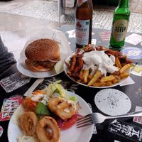 Ración de calamares, burguer casera y gyropfanne at Yoyo Foodworld in Berlin
