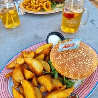 Juicy Burger mit Wedges und veganer Mayo🍔 at Miss PeppeR in Paderborn