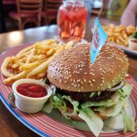Juicy Burger mit standard fries at Miss PeppeR in Paderborn