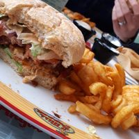 Cajun Burger und Curly Fries at Miss PeppeR in Niederdorf
