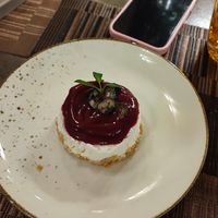 Cheesecake (lo strato bianco con un gusto un po' strano, forse c'era la farina di carrube o qualcosa di anacardi, non mi faceva impazzire). Però lo strato di composta e di biscott at GingerGi in Padua
