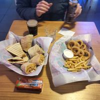 Muy buenas raciones!! Y todo súper 😋. Las patatas fritas estaban muy buenas at The Began in Valencia