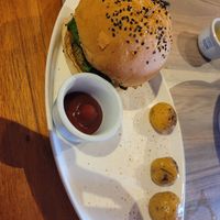 vegan burger with potatoes at Los 7 Mares in La Guajira