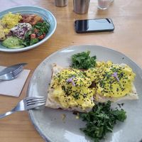 Sunny side up (tofu scramble) and brekkie bowl at WAVE in East London