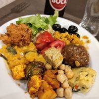 Prato variado com comida do buffet at Jardim das Cerejas - Chiado in Lisbon