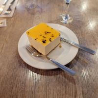 Cheesecake mit Passionsfrucht at Jardim das Cerejas - Chiado in Lisbon