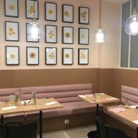 Tables - intérieur du lieu  at Make My Lemonade in Paris