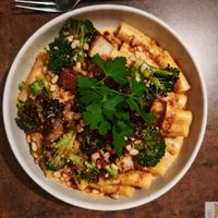 Smoked paprika rigatoni and broccoli
Gluten-free mezze rigatoni, turmeric, smoked tofu, caramelized onions, pine nuts, game at Le Potager de Charlotte - Rennequin in Paris