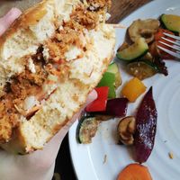 Veggi Tom-Tex Mex Burger leider etwas trocken aber sonst super! at Tom Almhütte in Maria Alm