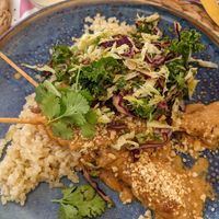 Brochetas de "no-pollo" con salsa Thai de cacahuete, arroz integral y verduritas crujientes at Coco Cuina Viva in Cadaques