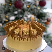 Amazing Biscoff Cake 😍 they sourced from @claresvegancakery at Elaingel  in Bletchley