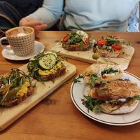 heiße schokolade, brot mit tomatenbutter, brot mit veganem eiersalat, sandwich mit feta und rucola at Café Bubu in Leipzig