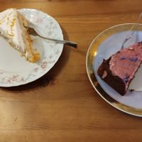 links vegane mandarinen-torte, rechts veganer und glutenfreier ruebli-kuchen at Café Bubu in Leipzig