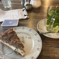 Spekulatius-Bienenstich Kuchen (vegan) und Frischer Minztee  at Café Bubu in Leipzig
