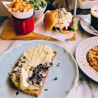 A full brunch + Burger at Manjerica in Lisbon