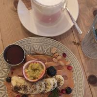 Red latte and pumpkin oat pancake 😋 so fluffy and tasty but expensive! (7,8€) at Manjerica in Lisbon
