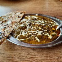 Cottage cheese spinach curry met garlic naan at Good Vibes Cafe in Agra