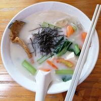 Slice fish noodles at Leaf Corner 慈素 - Sembawang in North Singapore