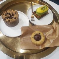 Cactus à la pistache, financier au chocolat, muffin banane choco at Instant V in Aix-en Provence