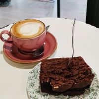 Bizcocho de cacao y aguacate; café con leche de soja at Velvet Bakery in Vitoria Gasteiz
